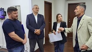 El intendente de Sunchales, Pablo Pinotti, el senador provincial Alcides Calvo, Bárbara Chivallero y Adrián Sola, presidente comunal de Tacural