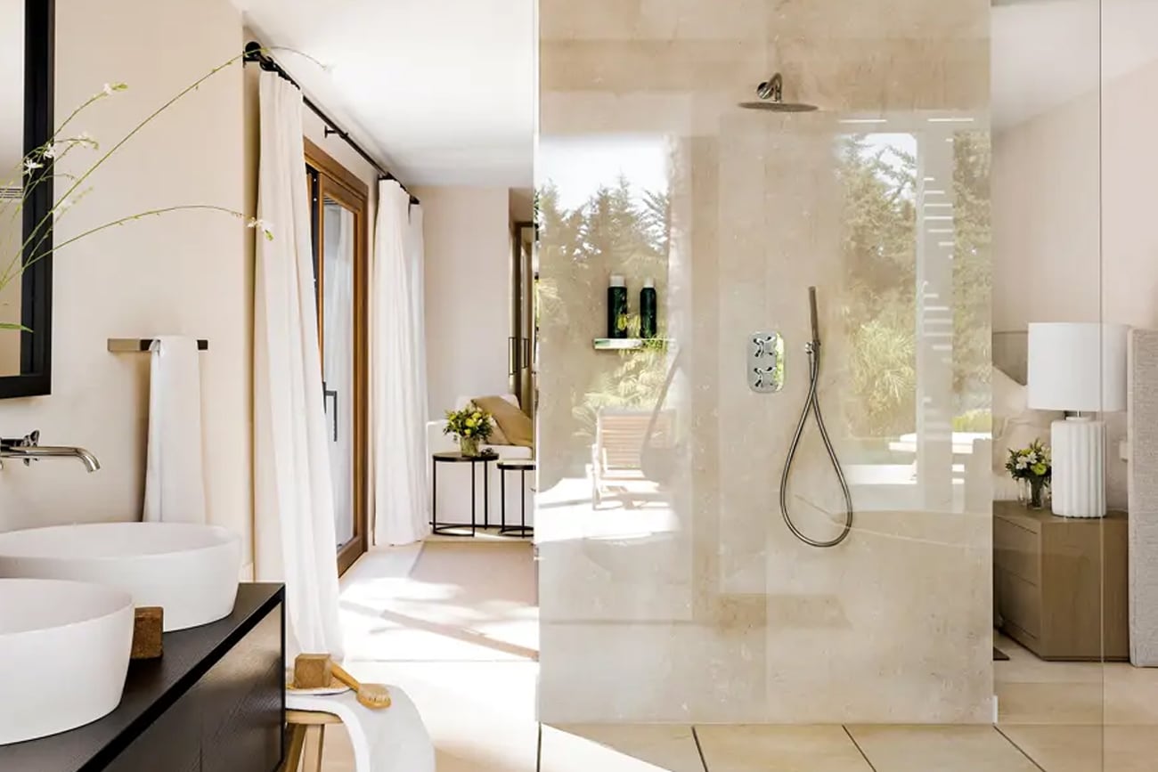 Sin mampara ni ducha: la propuesta que revoluciona los baños en 2025