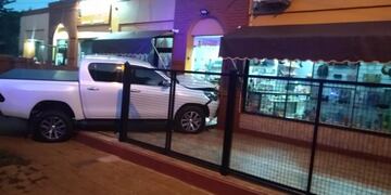 Un triple choque terminó con una camioneta impactando contra una librería en Eldorado.