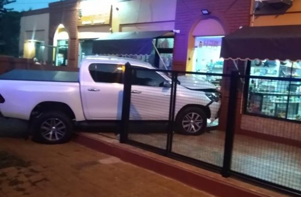 Un triple choque terminó con una camioneta impactando contra una librería en Eldorado