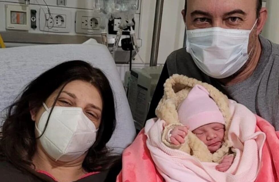 Arroyito: en el día del Bombero Voluntario, nació Delfina para desearle “Feliz día a su Papá”