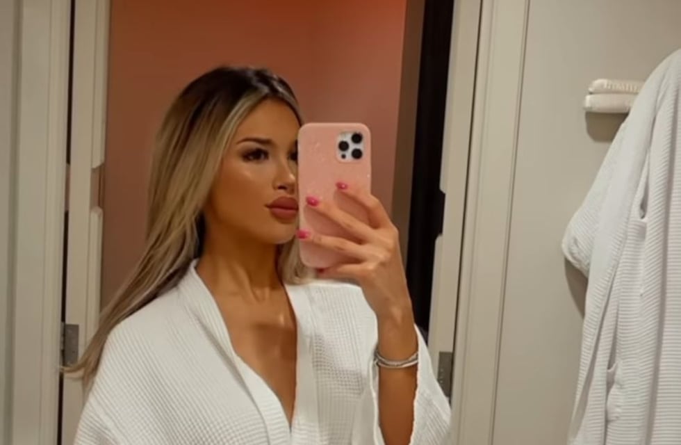 Agustina Gandolfo deslumbró con su look navideño desde Dubái: conjunto, zapatos y vestido rojo