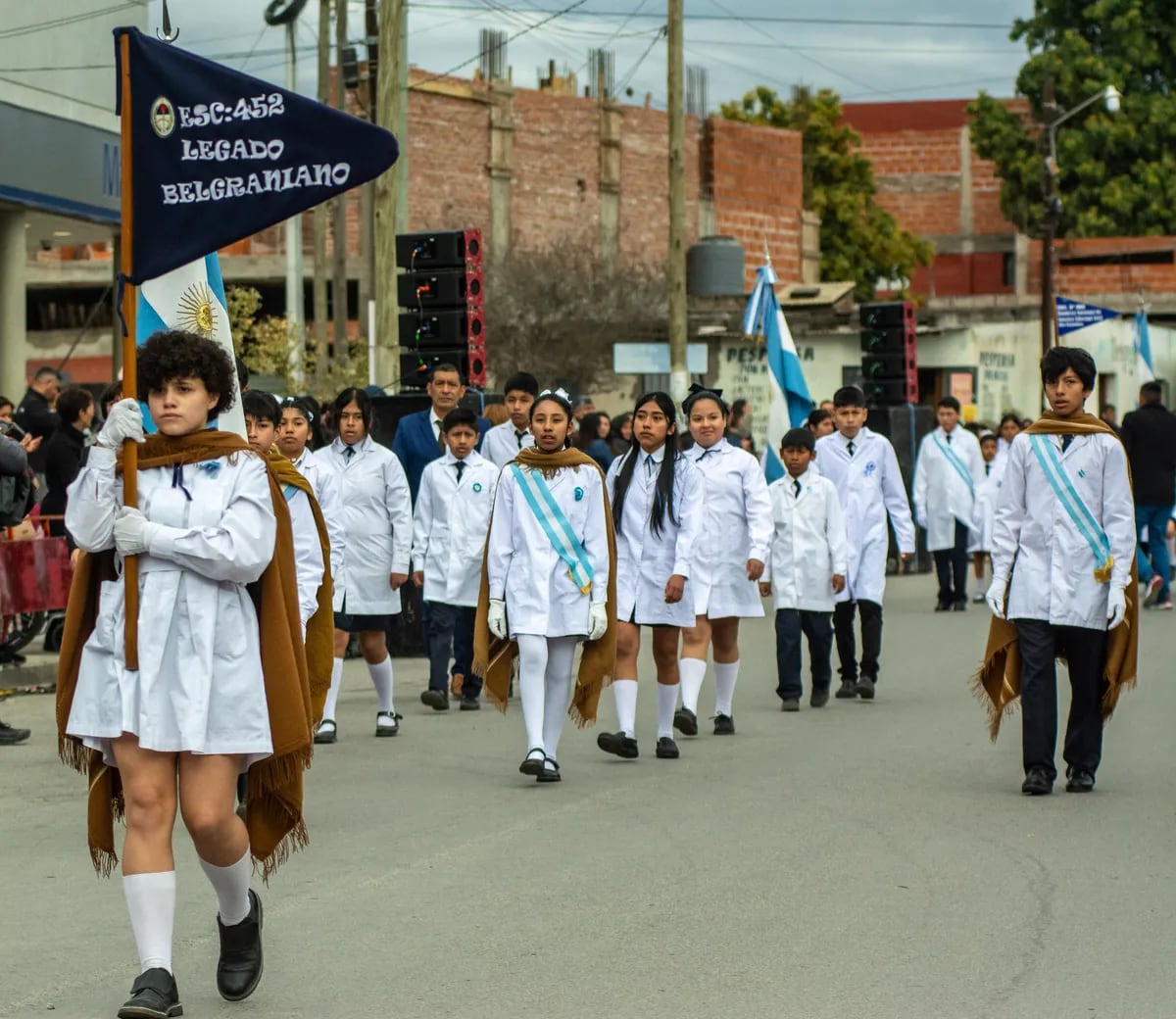 Familias de todos los barrios llegaron a Alto Comedero para apreciar el paso de delegaciones de establecimientos educativos, instituciones civiles, agrupaciones militares y asociaciones gauchas de Jujuy y Salta.