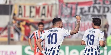 Sigue intratable. Otro golazo de Nahuel Bustos, en la victoria de Talleres sobre Chacarita (Prensa Talleres).