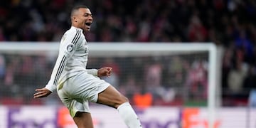Kylian Mbappé del Real Madrid celebra al final de la victoria por penales ante el Atlético de Madrid en los octavos de final de la Liga de Campeones. (AP Foto/Manu Fernández)