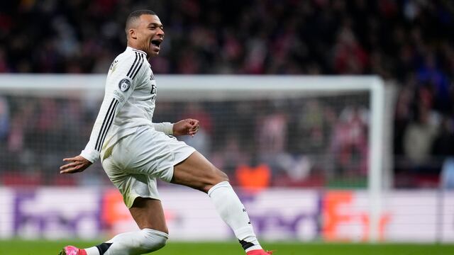Kylian Mbappé del Real Madrid celebra al final de la victoria por penales ante el Atlético de Madrid en los octavos de final de la Liga de Campeones. (AP Foto/Manu Fernández)