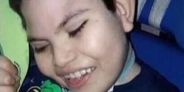 Mateo tenía 8 años, se contagió de coronavirus y padecía encefalopatía crónica con parálisis a nivel diafragmático y tráqueo.