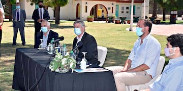 El gobernador junto al intendente y dos de sus funcionarios (APN)