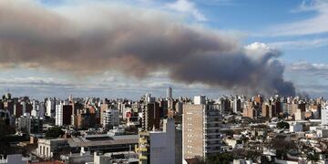 El humo de los incendios en las islas de Entre Ríos invadió Rosario en varias ocasiones.