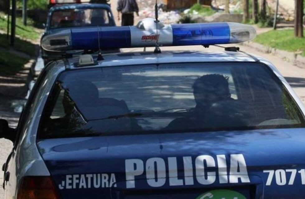 Impactante choque en Chacras de Coria, un auto derribó una pared y terminó en un jardín