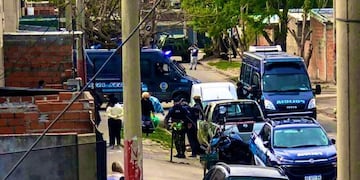 Efectivos policiales se hicieron presente en zona oeste tras el ataque a un agente federal. (@JoseljuarezJOSE)