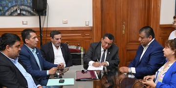 Firma de convenio con delegados comunales