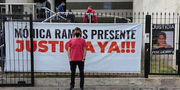 El hijo de Mónica Ramos protesta frente al Poder Judicial