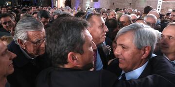 El vicegobernador jujeño Carlos Haquim se estrecha en un abrazo con el flamante ministro de Economía de la Nación, Sergio Massa.
