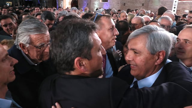 El vicegobernador jujeño Carlos Haquim se estrecha en un abrazo con el flamante ministro de Economía de la Nación, Sergio Massa.