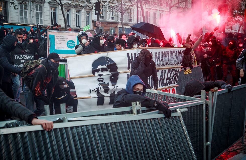 Una bandera de Maradona en medio de las violentas protestas en Francia