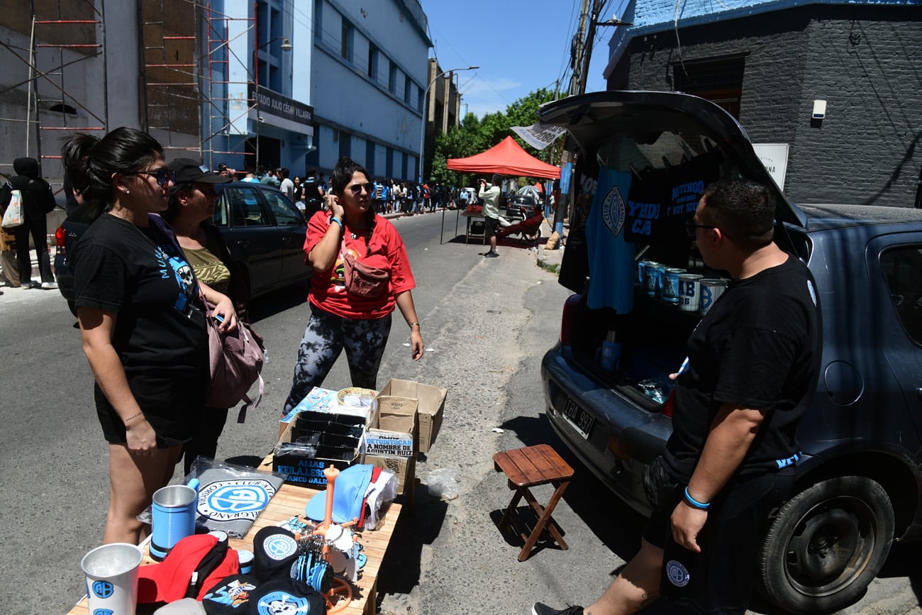Venta de entradas en Belgrano para el partido contra Argentinos por la Semifinal de la Copa Argentina. Ramiro Pereyra /La Voz