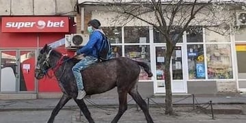 A caballo por la ciudad. Un joven sanjuanino robó una bicicleta y otros elementos montando un caballo. (Imagen ilustrativa)