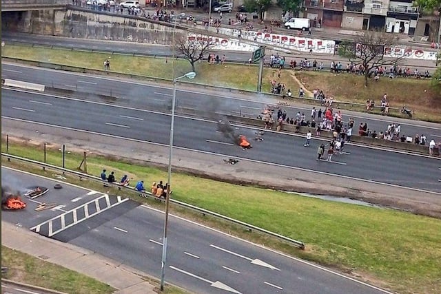 Familiares y amigos de Brandon Ruiz Díaz cortaron la avenida General Paz para pedir Justicia.