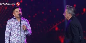 Francisco Benítez canta a dúo con Ricardo Montaner, en un pasaje de su extraordinaria presentación en "La Voz Argentina". (Telefe)