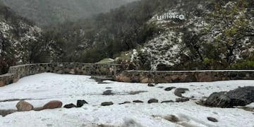 El Uritorco, cubierto de granizo. Foto: @charliparrilla.