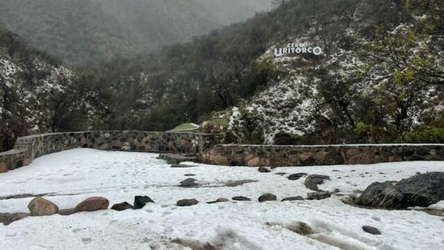El Uritorco, cubierto de granizo. Foto: @charliparrilla.