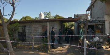 Arduo trabajo de bomberos en la casa de barrio Autódromo para recuperar los cuerpos de las dos mujeres desaparecidas. (Nicolás Bravo / la Voz)