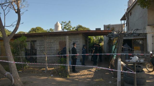 Arduo trabajo de bomberos en la casa de barrio Autódromo para recuperar los cuerpos de las dos mujeres desaparecidas. (Nicolás Bravo / la Voz)