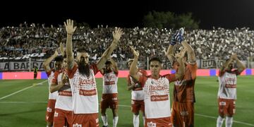 Instituto puso todo en la primera final, para un valioso empate. Se lesionó Ezequiel Parnisari (Federico López Claro / La Voz).