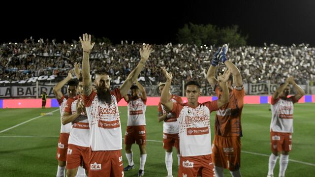 Instituto puso todo en la primera final, para un valioso empate. Se lesionó Ezequiel Parnisari (Federico López Claro / La Voz).