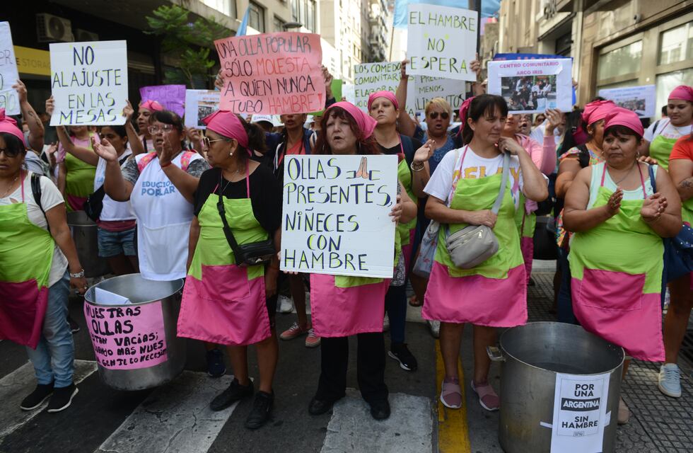 Barrios de Pie: marcha y protesta frente al Libertador Hotel en reclamo de alimentos para comedores