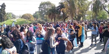 Un sector de docentes autoconvocados se manifestaron en contra del acuerdo salarial del gremio y el Gobierno de San Juan.