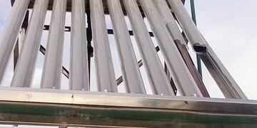 Vándalos rompieron paneles solares en Tránsito