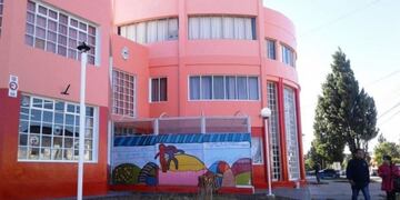 Una maestra fue denunciada por atar a una niña en el colegio.