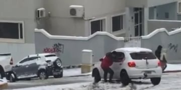 "Qué peligro, ayúdenlo": el desesperado pedido de un hombre que filmó a un auto "patinando".