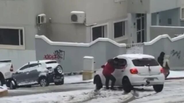 "Qué peligro, ayúdenlo": el desesperado pedido de un hombre que filmó a un auto "patinando".