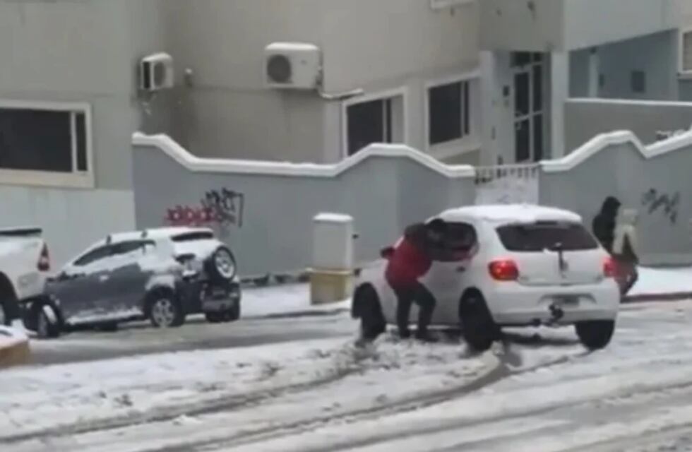 “Patinaje sobre ruedas”: el desesperado pedido de un hombre que filmó a un auto complicado por el hielo