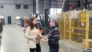 La secretaria de Desarrollo Económico, Innovación y Empleo, Patricia Imoberdorf, y Andrés Ferrero, dueño de Deisa