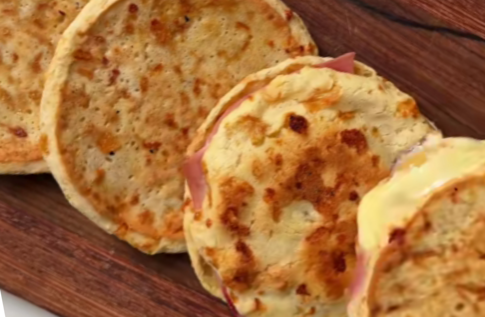 Cómo hacer tostado de jamón y queso con pan de chipa: la receta ideal para el team salado