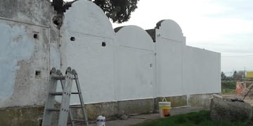 Trabajos de limpieza y pintura sobre el cerco perimetral del Cementerio Municipal