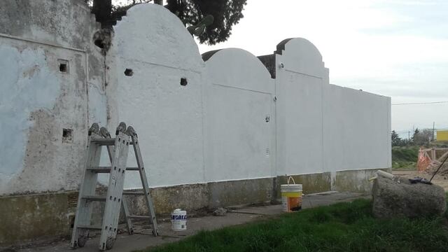 Trabajos de limpieza y pintura sobre el cerco perimetral del Cementerio Municipal