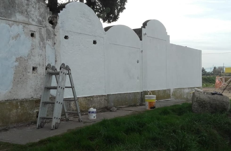 Trabajos de limpieza y pintura sobre el cerco perimetral del Cementerio Municipal