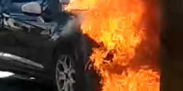 El automóvil del campeón del mundo de boxeo, Cotón Reveco se incendió en plena calle.