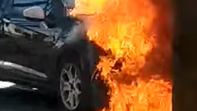 El automóvil del campeón del mundo de boxeo, Cotón Reveco se incendió en plena calle.