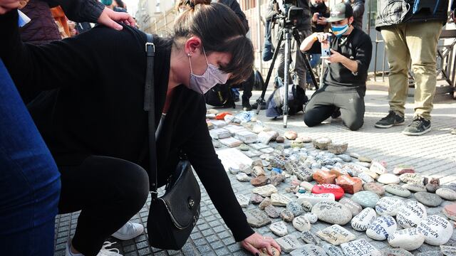 La “Marcha de las piedras”, en homenaje a las víctimas del Covid y en repudio a la gestión de la pandemia