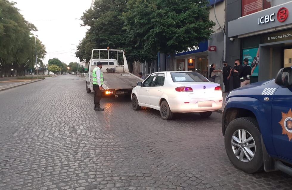 Remisero alcoholizado chocó a dos autos estacionados