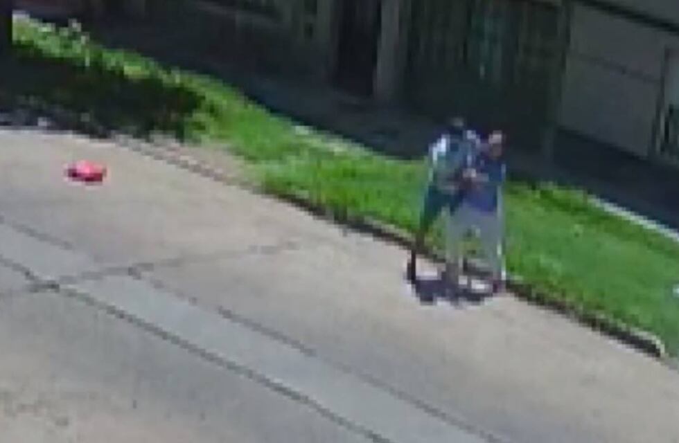 Robo en Rosario: la tiraron al piso y se llevaron el auto que estaba pagando