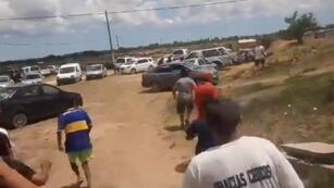 Vecinos comienzan a huir de los disparos. Foto: Captura video