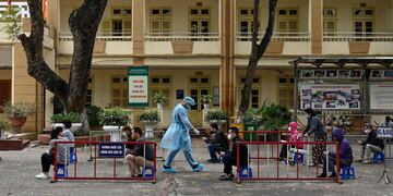 Pacientes se atienden en un hospital en Hanoi, en Vietnam