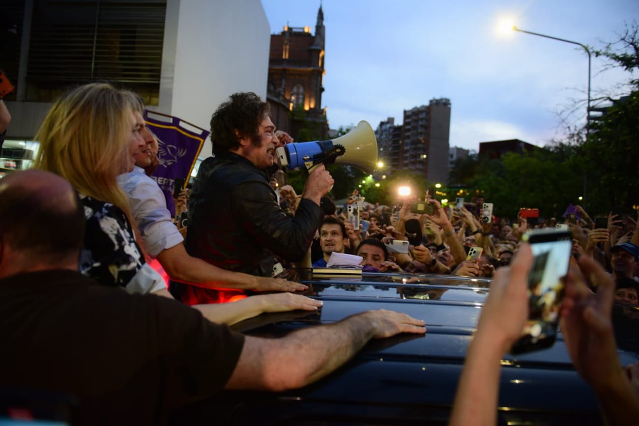 El presidente dio unas palabras con un megáfono en el Buen Pastor. (Javier Ferreyra / La Voz)